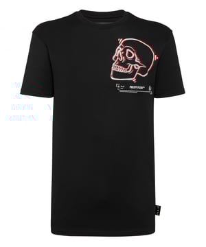 Dieses auffällige T-Shirt mit Rundhalsausschnitt kombiniert kantiges Design mit zeitgemäßer Attraktivität. Die auffällige Totenkopfgrafik wird durch kontrastierende rote und weiße Konturen akzentuiert und definiert den modernen Streetstyle neu.    Gefertigt aus 100% Premium-Baumwolle für eine weiche, atmungsaktive Passform.   Kühnes Totenkopfdesign mit dynamischen roten und weißen Konturen für einen auffälligen Look.   "Philipp Plein"-Branding und "The Skull"-Detail auf der Rückseite sorgen für ein unverwechselbares Flair.   Perfekt, um ein Statement in lässigen Outfits mit einem einzigartigen Twist zu setzen.   Vielseitiges Teil, ideal zum Überziehen oder alleine tragen, passt sich an verschiedene Stile an.