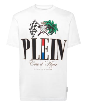 Añada una pizca de singularidad a sus outfits con esta exclusiva camiseta de algodón. Fíjese en los detalles.   Jersey de algodón   Patrón estampado en la parte delantera   Parche con logotipo cosido en el canesú   Escote de punto elástico   Costura a dos agujas