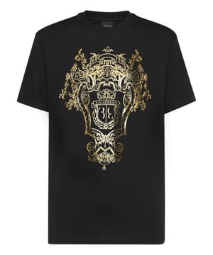 Das Wappen, das alle Kollektionen von Billionaire kennzeichnet, ziert dieses T-Shirt aus Baumwolljersey als Folien-Print in außergewöhnlichem Barockstil. Das charakteristische Emblem ist auf die Passe aufgedruckt. Rippbündchen am Ausschnitt. Zweinadelstich an Ärmeln und Saum.