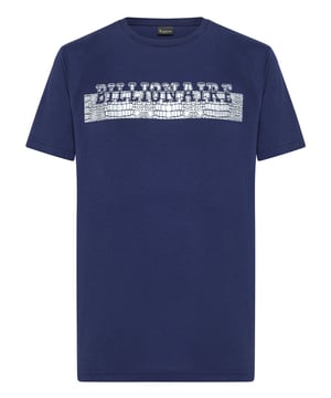 La colección Billionaire ha transformado sus letras en un diseño decorativo propio. En esta camiseta de jersey de algodón aparecen estampadas en la parte frontal con un efecto de piel de cocodrilo. El emblema de la firma se presenta estampado en el canesú. Cuello de canalé. Puños y borde inferior con dobles pespuntes.
