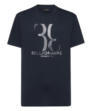 Billionaire no renuncia a su icónico monograma. En esta camiseta de punto de algodón aparece en la parte delantera con minitachuelas y letras laminadas. El emblema de la Maison está impreso en el canesú. Cuello de canalé. Puños y bajo cosidos a dos agujas.
