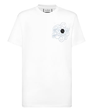 mit Schmucksteinen  Verleihen Sie Ihren Outfits einen Hauch von Einzigartigkeit mit diesem exklusiven Baumwoll-T-Shirt. Sehen Sie sich die Details an.   Baumwoll-Jersey   Stickereien auf der linken Brust und im Rücken   Gedrucktes Muster auf dem Rücken   Aufnäher mit Logo auf der linken Brust   Rippenstrick am Halsausschnitt   Zwei-Nadel-Nähte