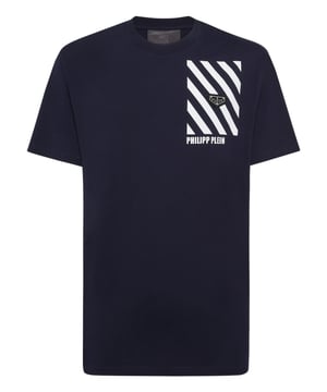 Dit gestroomlijnde t-shirt met ronde hals combineert eenvoud met opvallende graphics en geeft een eigentijdse draai aan alledaagse kleding.    Vervaardigd van hoogwaardig katoen voor een zachte, ademende pasvorm.   Onderscheidend gestreept ontwerp voegt een modern randje toe aan elke outfit.   Handtekeningmerk versterkt op subtiele wijze de minimalistische look.   Perfect om in laagjes of los te dragen en veelzijdigheid toe te voegen aan uw garderobe.   Moeiteloos te combineren met jeans of joggers voor een casual maar verfijnde stijl.  Dit T-shirt is een ideale keuze voor wie houdt van strakke lijnen en moderne esthetiek.