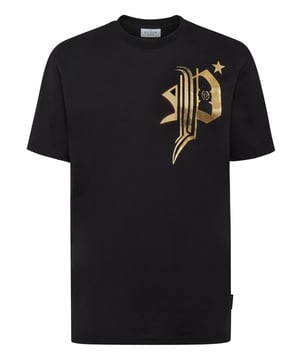 Dieses T-Shirt aus Baumwolljersey mit Rundhalsausschnitt ist ein echter Knaller. Das Kleidungsstück ist mit auffälligen Prints versehen, die die Designs dieser Saison und die kultige Marke zeigen. Ein Aufnäher aus Saffianleder mit dem PP-Hexagon ist auf der linken Brustseite aufgenäht. Zwei-Nadel-Nähte an den Säumen.