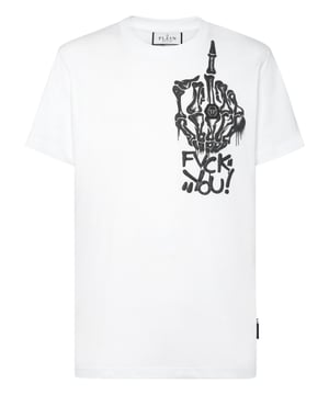 Añada una pizca de singularidad a sus conjuntos con esta exclusiva camiseta de algodón. Fíjese en los detalles.   Jersey de algodón   Letras y estampado impresos en el pecho izquierdo y en la espalda   Hexágono de PP en un parche de cuero saffiano cosido en el pecho izquierdo   Escote de punto elástico   Costura a dos agujas