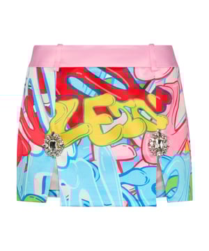 Hou je van Rock stijl? Dan is deze rok echt iets voor jou. We hebben de minirok opnieuw ontworpen volgens de stijl van Plein. Bekijk de details.   Hoogglanzend satijn met bommendegraffitiprint   Twee splitten voor met juwelenbroches   Onzichtbare ritssluiting opzij   Riemlussen in tailleband   Twee steekzakken op de rug
