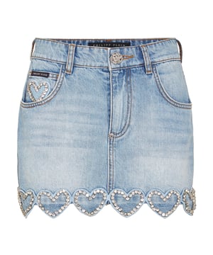 Lässigkeit trifft auf Glamour bei diesem Minirock aus Denim mit 5 Taschen. Sehen Sie sich die markanten Details an.   Stone washed Denim   Mit Juwelen besetzte Herzen auf der Unterseite   PP-Hexagon auf einem aufgenähten Aufnäher aus Saffianleder auf der rechten Gesäßtasche    Einzelner Metallknopf mit Juwelen