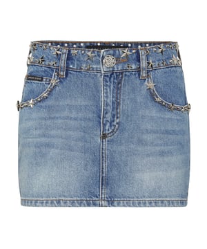 Lässigkeit trifft auf Glamour bei diesem Minirock aus Denim mit 5 Taschen. Sehen Sie sich die markanten Details an.   Mit Stein gewaschener Denim   Der Artikel ist mit Sternnieten verziert   PP-Sechseck auf einem auf der rechten Gesäßtasche aufgenähten Aufnäher aus Saffianleder   Einzelner Metallknopf mit Juwel