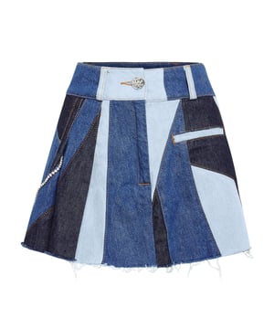 Ontdek het nieuwe seizoensthema met deze originele denim minirok met verschillende wassingen die een patchworkeffect creëren. Bekijk de kenmerkende details.   Distressed stone washed denim   Denim patches met patchwork van verschillende wassingen   Afgewerkt met strass-steentjes   Plooien   Metalen knoop- en ritssluiting met enkel juweel   Twee steekzakken op de rug
