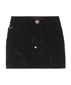 La minifalda vaquera Philipp Plein Strass Monogram es la fusión definitiva de encanto rebelde y detalle glamuroso.    Confeccionada en tejido vaquero 100 % algodón de tacto suave y forma estructurada.   Adornada con detalles de monograma de strass de la firma, que añaden brillo y textura de lujo   Presenta un diseño clásico de cinco bolsillos y cierre de botón delantero   Totalmente forrado para mayor comodidad con un forro de mezcla de poliéster y algodón   Realzado con inserciones de fibra de vidrio y una carcasa de poliéster para añadir interés visual y estructural   Combínalo con una camiseta recortada o un blazer de gran tamaño para una declaración de moda intrépida