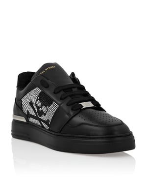 Embellished  Para tu look deportivo, te recomendamos estas zapatillas bajas básicas pero llenas de carácter. Mira los detalles.   Parte superior de napa y ante con detalles de strass   Impresión de Skull&Bones en el costado exterior   Punta perforada   Cordones de color contrastante   Cuello de color contrastante   Suela intermedia de goma con logotipo, ultraligera, ergonómica y amortiguadora   Suela de goma estriada para una máxima adherencia   Forro de napa y plantilla extraíble
