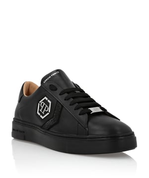 Versierd Elegante uniciteit voor uw vrije tijd met deze leren Hexagon Low-Top sneakers. Bekijk de details. Nappa Suède details en toepassing van rhinestones Logo rubberen kraag Veters die passen bij de kraag Schmucksteinbesetzter PP Hexagon Logo op het externe deel van de schoen Gegoed zool Binnenvoering en uitneembare inlegzool