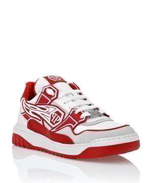Voeg wat uniciteit toe aan je uitstraling met deze lo-top sneakers, gekenmerkt door contrasterende materialen. Kijk naar de details. Nappa en neopreen, multicolor bovenwerk. Gelabelde patch op de buitenkant. Geperforeerde elementen. Strategisch geplaatste padding voor meer comfort. Geverfde middenzool. Geribbelde buitenzool voor maximale grip. Binnenvoering en uitneembare inlegzool.