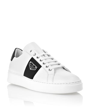 Entdecken Sie die Einzigartigkeit mit diesen Low-Top-Sneakers aus Nappaleder. Hier sind die Details:  br>  Material: Nappa  br> Logo: Logobadge auf dem äußeren Viertel aufgebracht  br> Verschluss: Schnürung  br> Sohle: rutschfeste Gummisohle  br> Futter: Innenfutter  br> Einlegesohle: Herausnehmbare Einlegesohle  br>