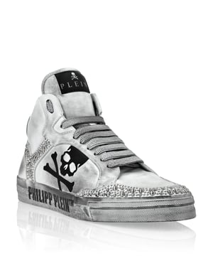 Nieten-verzierte Hi-Top Sneaker Für deinen sportlichen Look empfehlen wir diese einfachen, aber charaktervollen Hi-Top Sneaker. Schau dir die Details an. Nappaleder-Obermaterial mit gummierten Details Nietenapplikation Skull&Bones-Print an der äußeren Seite Kontrastfarbene Schnürsenkel Verspiegelter Schaft High-Tech, ergonomische, ultraleichte, stoßdämpfende GummZwischensohle Gerillte Gummisohle für maximalen Grip Nappafutter und herausnehmbare Einlegesohle