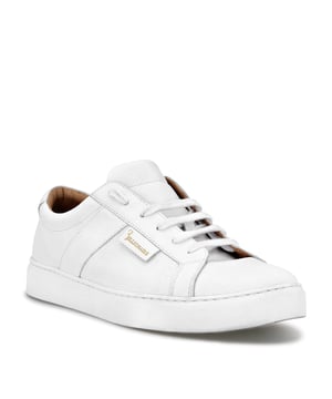 Añada un toque de estilo a sus momentos de relax. Le presentamos estos Sneakers de caña baja de ante perforado con detalles de napa. Cuello y lengüeta acolchados. Cordones blancos. Suela de goma antideslizante con amortiguación. Forro de piel y plantilla extraíble.