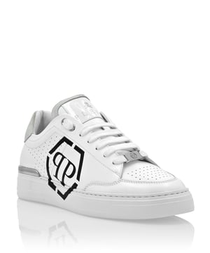 Exclusividad elegante para tu tiempo libre con estas zapatillas lo-top de cuero Hexágono. Descubre los detalles. Nappa y ante Detalles perforados Cuello de charol con logo Cordones a juego con el cuello Hexágono PP impreso en el lateral exterior Estabilizador de talón niquelado Suela moldeada Forro interior y plantilla extraíble