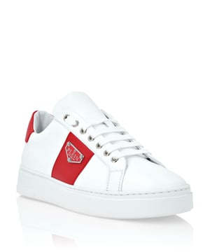 Entdecken Sie die Einzigartigkeit mit diesen Low-Top-Sneakers aus Nappaleder. Hier sind die Details:  br>  Material: Nappa  br> Logo: Logobadge auf dem äußeren Viertel aufgebracht  br> Verschluss: Schnürung  br> Sohle: rutschfeste Gummisohle  br> Futter: Innenfutter  br> Einlegesohle: Herausnehmbare Einlegesohle  br>