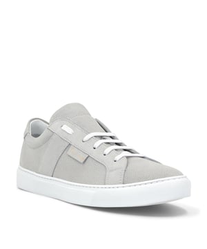 Bringen Sie etwas Stil in Ihre Entspannungszeit. Vielleicht mit diesen Lo-Top-Sneakers aus Wildleder mit perforierten Details. Gepolsterter Kragen und Lasche. Weiße Schnürsenkel. Stoßdämpfende Gummisohle. Rutschfeste Gummilaufsohle. Lederfutter und herausnehmbare Innensohle.