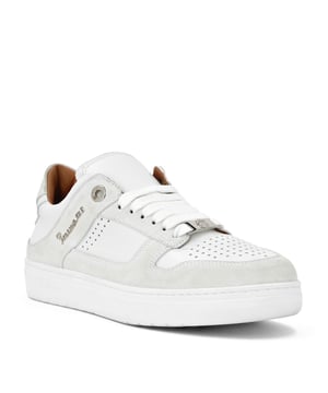 Sportlich mit Stil und Eleganz. Wir empfehlen diese Lo-Top-Laufschuhe aus weichem Leder mit einzigartigen Details. Erfahren Sie mehr.  Obermaterial aus Nappa und Wildleder  Perforierte Elemente  Metall-Lettering auf dem äußeren Viertel  Passende Schnürsenkel  Gerillte Gummilaufsohle für maximalen Grip  Lederfutter und herausnehmbare Innensohle