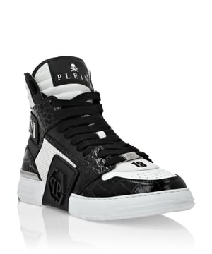 Ontdek hoe je 'glam' kunt zijn met deze hi-top Sneakers, gekenmerkt door een sterke persoonlijkheid. Kijk naar de details. Croco-print leren bovenwerk met nappa, nubuck en mesh details. Gevoerde en gestikte leren details op de schacht en tong. PP Hexagon-logo op de rubberen band die van de zool naar de kwart loopt. Spoiler op de hiel stabilisator. High-tech, ergonomische, ultralichte, schokabsorberende rubberen middenzool. Geribbelde rubberen buitenzool voor maximale grip. Leren voering en verwijderbare inlegzool.