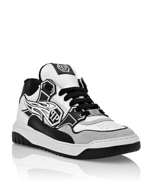 Fügen Sie Ihrem Look mit diesen Low-Top-Sneakern, die aus kontrastierenden Materialien gefertigt sind, etwas Einzigartigkeit hinzu. Achten Sie auf die Details. Nappa- und Neopren-Obermaterial in mehreren Farben Logo-Patch auf dem äußeren Viertel aufgenäht Perforierte Elemente Platzierte Polsterungen für mehr Komfort Gummiierte Zwischensohle Gerillte Außensohle für maximalen Grip Futter und herausnehmbare Einlegesohle
