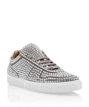 Verfraaid  Met strass ingelegde nubuck King Power lo-top sneakers. Een metalen badge met logo op het oogje. Vetersluiting. Merkopschrift in reliëf op de middenzool. Glijvaste rubberen zool. Binnenvoering en uitneembare binnenzool.