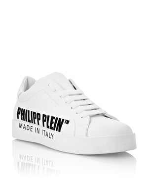 Lo-Top Sneakers aus Nappa, verziert mit dem Druck des Markennamens. Kontrastierender Schnürverschluss. Gepolsterte Säume. "Made in Italy" ist auf der Zwischensohle aufgedruckt. Rutschsichere Gummisohle. Innenfutter und herausnehmbare Innensohle.