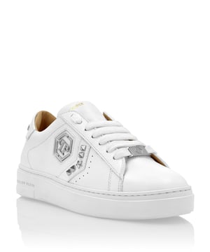Elegante uniekheid voor uw vrije tijd met deze leren Hexagon lo-top sneakers. Bekijk de details. Nappa Suède details en studs applicatie Logoed suède kraag Lacing dat overeenkomt met de kraag Metalen PP Hexagon op de buitenste kwart Moulded loopzool Binnenvoering en uitneembare inlegzool