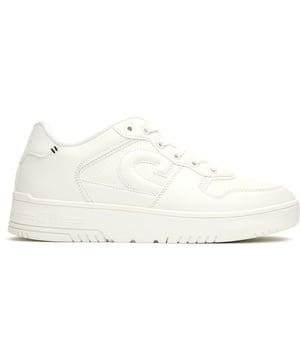 De Cruyff Royal sneakers combineren sportief erfgoed naadloos met dagelijkse veelzijdigheid. Deze strak witte, door het basketbalveld geïnspireerde schoenen zijn voorzien van het iconische Cruyff-merk dat al decennialang een sportieve reputatie heeft. Met een comfortabele, gewatteerde kraag en een duurzame cupzool bieden ze zowel stijl als inhoud. Het synthetische bovenwerk is eenvoudig te onderhouden, terwijl de rubberen buitenzool betrouwbare grip biedt in stedelijke gebieden. Een stijlvolle aanvulling op je casual collectie als eerbetoon aan de voetbalkoninginnen.