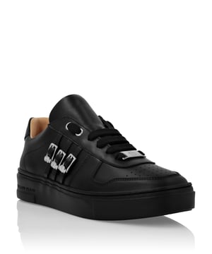 Elegante uniciteit voor uw vrije tijd met deze leren Low-Top sneakers. Kijk naar de details.   
Nappa bovenwerk  
Genaaid banden op de buitenzijde  
Vormgegeven buitenzool voor maximale grip  
Leren voering en uitneembare inlegzool