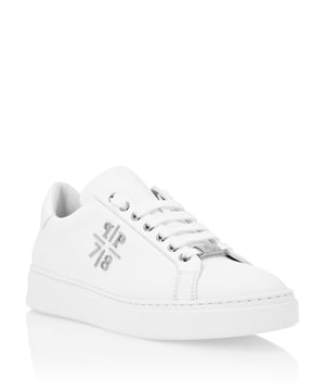 Sneakers de caña baja de nappa. Los símbolos icónicos de la marca están en el lateral. Cierre con cordones. Bordes acolchados. Suela de goma antideslizante. Totalmente forrados. Plantilla extraíble.