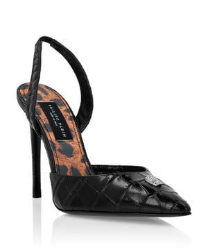 Crocco reliëf  Ontdek verfijnd vakmanschap en ongeëvenaarde stijl met deze zwarte leren sling-back pumps, zorgvuldig ontworpen voor de modekenner. Elk detail straalt verfijning uit, van de felle luipaardprint tot de kristallen schedelversieringen. Deze pumps zijn perfect om een statement te maken bij elke gelegenheid en combineren luxe met edgy elegantie, zodat u moeiteloos opvalt.   Vervaardigd van 100% leer voor ongeëvenaarde kwaliteit en duurzaamheid.   Voorzien van een opvallende luipaardprint voor een gedurfde maar verfijnde look.   Versierd met kristallen schedelversieringen voor een unieke en edgy twist.   Sling-back stijl met een Croco afgedrukt lederen detail voegt verfijning toe.   Ideaal voor zowel speciale gelegenheden als alledaagse luxe mode.   Combineer met avondkleding of verhoog je casual look met een moeiteloze stijl.