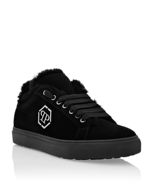 Ontdek elegantie, zelfs voor je vrije tijd, en kies voor deze sneakers met omgekeerd lam. Bekijk de details.   Bovenwerk in omgekeerd lam   Metalen oogjes   Metalen PP Hexagon op het buitenste kwart   Bijpassende veters   Gegroefde rubberen zool voor maximale grip   Bontvoering en uitneembare binnenzool
