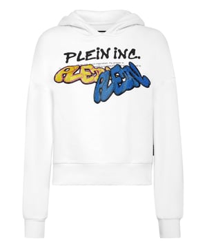 Defina su estilo con una pizca de personalidad. Eche un vistazo a esta sudadera con capucha de forro polar con detalles distintivos.   Suave forro polar de mezcla de algodón.   El estampado de la marca Bombing Graffiti de strass en la parte delantera   PP Hexágono en una insignia de cuero saffiano cosido en la capucha   Rib dobladillos de punto   Fit: Cropped