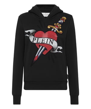 Descubra lo original que es esta sudadera con capucha de forro polar de algodón con estampados y aplicaciones.   Suave forro polar de algodón   Estampados con temática Love Tattoo con pedrería en la parte delantera   Hexágono PP en una insignia de cuero saffiano cosida encima de la capucha    Dos bolsillos con aberturas   Dobladillo de punto elástico   Ajuste: Over