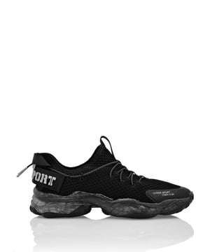 Hyper Sport//Gen.X.04 Laufschuhe wurden entwickelt, um Ihnen zu helfen, dank High-Tech-Materialien und dem gewohnten Stil von Plein Sport über Ihre Grenzen hinauszugehen.   Atmungsaktives und ergonomisches Mesh-Obermaterial zum Hineinschlüpfen   Stop-Cord-Schnürsenkel, die um den Knöchel verlaufen   Gummierter Tiger-Patch auf der Zunge   Logo-Riemen an der Fersenkappe, der an der Zuglasche befestigt ist   Ultra stoßdämpfende, ultraleichte High-Tech-Zwischensohle   Rillen-Außensohle für optimalen Grip   Passende farbige Nähte   Herausnehmbares Fußbett