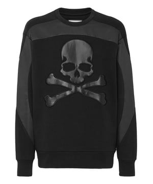Mire lo original que es este jersey de cuello redondo de felpa de algodón decorado con el icónico Skull&bones de cuero sintético y aplicaciones en contraste. El hexágono de PP en un parche de cuero saffiano está cosido en el canesú. Dobladillos en punto de canalé.