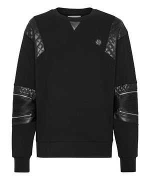 Mire lo original que es este jersey de cuello redondo de felpa de algodón decorado con aplicaciones de cuero sintético acolchado y cremalleras. El hexágono de PP en un parche de cuero saffiano está cosido en el lado izquierdo del pecho. Dobladillos en punto de canalé.