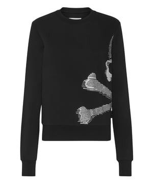 La originalidad y el estilo también se encuentran en un jersey de jogging de cuello redondo. Echa un vistazo a esta versión de forro polar de algodón decorada con... Más información.    Suave forro polar de algodón   El icónico Skull&Bones de strass a la izquierda   Hexágono PP en una insignia de cuero saffiano cosida en el canesú   Dobladillos de punto elástico
