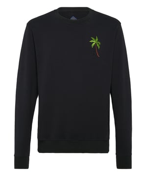 La palmera es uno de los temas principales de esta temporada. Esta sudadera de felpa de algodón lo presenta bordado en la parte izquierda del pecho. Ribetes de satén en los hombros y las mangas. Cuello, puños y borde inferior de canalé.