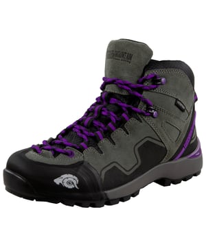 Wanderschuh PM021 Bei dem Wanderschuh PM021 handelt es sich um einen Schuh der Guggen Mountain Performance Line. Der Schuh ist für Wanderungen, als auch für mittlere Bergtouren bestens geeignet. Damit der PM021 jeglichen Ansprüchen gerecht wird, wurde die Außenhaut aus einem hochwertigen Leder gefertigt. Innen findet sich Synthetik, damit eine Strapazierfähigkeit, sowie auch Wasserfestigkeit garantiert werden. Guggen Mountain steht nicht nur für faire Preise, sondern besonders für höchste Qualität. Das ist auch beim Wanderschuh PM021 der Fall, der sämtliche Kriterien für den Outdoor Bereich erfüllt. Er ist flexibel, bietet einen hohen Komfort und verspricht eine lange Haltbarkeit, damit der Nutzer lange Freude an seinen Wanderschuhen hat. Zudem wurde eine besonders hochwertige Gummisohle verarbeitet, die einen festen Grip bietet. Bei den Schuhspitzen wurde an Gummikappen gedacht, die nicht nur eine höhere Strapazierfähigkeit bringen, sondern auch schnellen Abnutzungserscheinungen vorbeugen. Besonders hervorzuheben ist die technische Membran, die für ein optimales Mikroklima sorgt, Wasserfestigkeit garantiert und Atmungsaktivität bringt. Mit einem Gewicht von gerade einmal 510 Gramm pro Schuh handelt es sich bei dem PM021 um ein richtiges Leichtgewicht, sodass auch nach längeren Touren keine müden Füße entstehen.

PERFORMANCE LINE
Hervorzuheben ist ebenfalls die Schnürung, die bis zu den Zehen reicht. Damit bekommt der Nutzer einen noch besseren Halt, was besonders im schwierigen Gelände wichtig ist. Ziernähte, sowie das Guggen Mountain Logo zeigen an, aus welcher Qualität der Wanderschuh besteht. Farbliche Akzente werden durch die Schnürbänder gesetzt, womit der gesamte Schuh stimmig wirkt.

Eigenschaften:
Obermaterial: Leder
Innenmaterial: Synthetik
Sohle: Gummi
Verschluss: Schnürsenkel
Absatzhöhe: 3 cm
Absatzform: Flach
Materialzusammensetzung: Leder - Synthetik