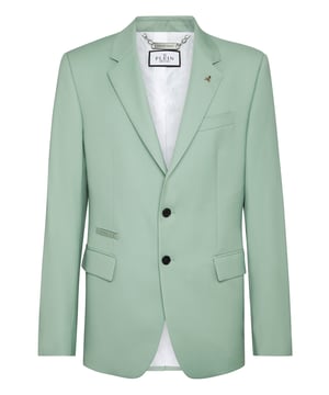 Eenvoud logenstraft de regels van elegantie. Bekijk deze blazer van licht wol met twee knopen en geniet van het creëren van verschillende matches. Licht wol  Twee klepzakken  Enkele split  Binnenvoering
