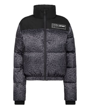 Echa un vistazo a esta chaqueta bomber acolchada y aislante, ideal para antes y después de tus sesiones de entrenamiento. Cálida, ligera y con una protección óptima.   Nylon estampado, acolchado y acolchado en toda la prenda   Parche de goma con logotipo cosido en el pecho izquierdo   Inserción de nailon mate   Cierre de cremallera   Bolsillos con cremallera   Puños con tira de velcro   Forro interior   Aislamiento de plumón