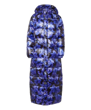 Als je van een sportieve look houdt zonder in te leveren op stijl, dan raden we je deze extra lange gewatteerde nylon jas met capuchon aan.   Gewatteerd hoogglanzend nylon met bloemenprint   Gewatteerde dons   Trekkoord met stopkoord op afneembare capuchon   PP Hexagon op een saffiaanleren patch op de linkerborst   MA-1 zak   Sluiting aan de voorkant afgewerkt met drukknopen en verborgen ritssluiting   Twee steekzakken met verborgen ritssluiting   Voering van metallic stof