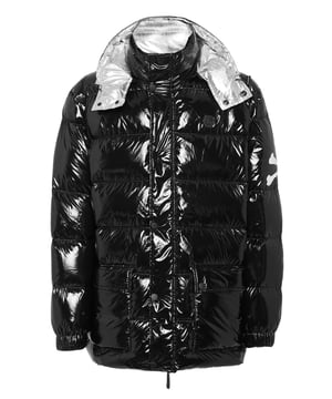 Hou je van een sportieve look maar wil je niet afzien van stijl? Dan raden wij je dit nylon donsjack met bepalende details aan.   Hoogglanzend nylon dons   Skull&Bones print op de linkermouw   Afneembare capuchon   PP Hexagon op een saffiaan lederen patch genaaid op de linkerborst   Elastische manchetten   Verborgen ritssluiting   Twee opgestikte zakken met klep en drukknoop   Koord met stopkoord aan de onderkant   Zilveren nylon voering