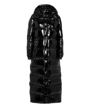 Wenn Sie auf einen sportlichen Look stehen, ohne auf Stil zu verzichten, empfehlen wir Ihnen diese gesteppte, extra lange Daunenjacke aus hochglänzendem Nylon mit Kapuze.   Gestepptes, hochglänzendes Nylon   Daunenwattierung   Kordelzug an der abnehmbaren Kapuze   PP Hexagon auf einem aufgenähten Saffianleder-Patch auf der linken Brust   MA-1 Tasche   Vordere Knopfleiste mit Druckknöpfen und verdecktem Reißverschluss   Zwei Einschubtaschen mit verdecktem Reißverschluss   Futter aus metallischem Stoff