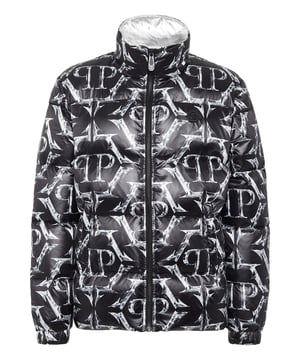 Hou je van een sportieve look maar wil je niet afzien van stijl? Dan raden wij dit nylon donsjack met bepalende details aan.   Hoogglanzend nylon dons   Het iconische logo op de gehele jas   PP Hexagon op een saffiaan lederen patch genaaid op de linkerborst   Elastische manchetten   Ritssluiting   Koord met stopkoord aan de onderkant   Zilveren nylon voering