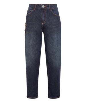 Estilo y comodidad con estos pantalones vaqueros de 5 bolsillos lavados a la piedra con preciosos detalles. Descubra más.                                                                Tejido vaquero lavado a la piedra   Parche bordado con joyas y cachemir cosido en el lado derecho   Hexágono de PP en un parche de cuero saffiano cosido en el bolsillo trasero derecho   Botón único joya de metal   Ajuste: High-Rise Mom