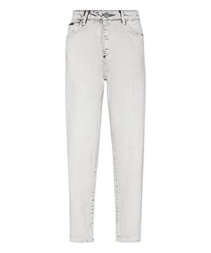 Descubra el placer de la elegancia con el pantalón denim lavado a la piedra de cinco bolsillos, caracterizado por detalles únicos y preciosos. Descubra más.  Denim lavado a la piedra  PP Hexagon en un parche de cuero saffian cosido en el bolsillo trasero derecho  Botón metálico de una sola joya  Ajuste: Mom High Rise